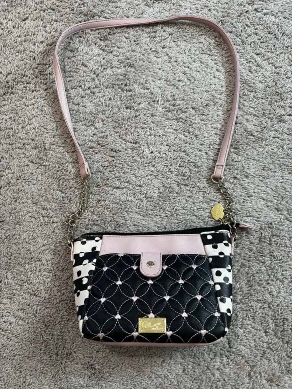 Betsey Johnson Black White Pink Quilted Heart Crossbody Detachable Strap Zip Mag